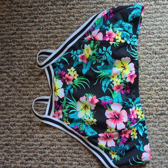 Bikini - Picture 2 of 3